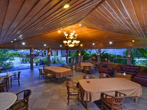 朝食、ランチ、ディナーに営業 (インドネシア料理、オーシャン ビュー)