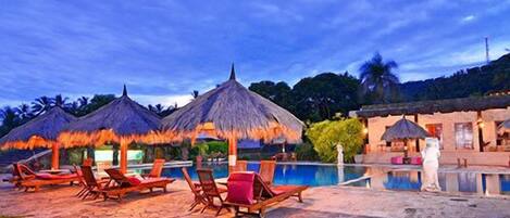 Piscine extérieure, parasols de plage, chaises longues