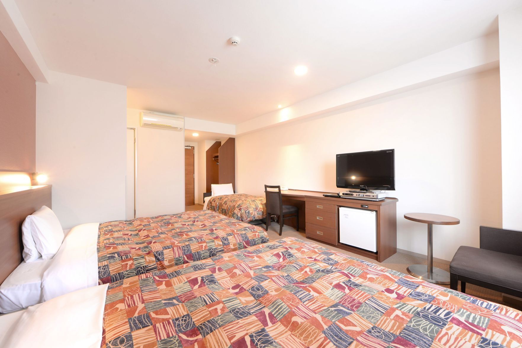 Escritorio, espacio para trabajar con laptop y cortinas blackout 