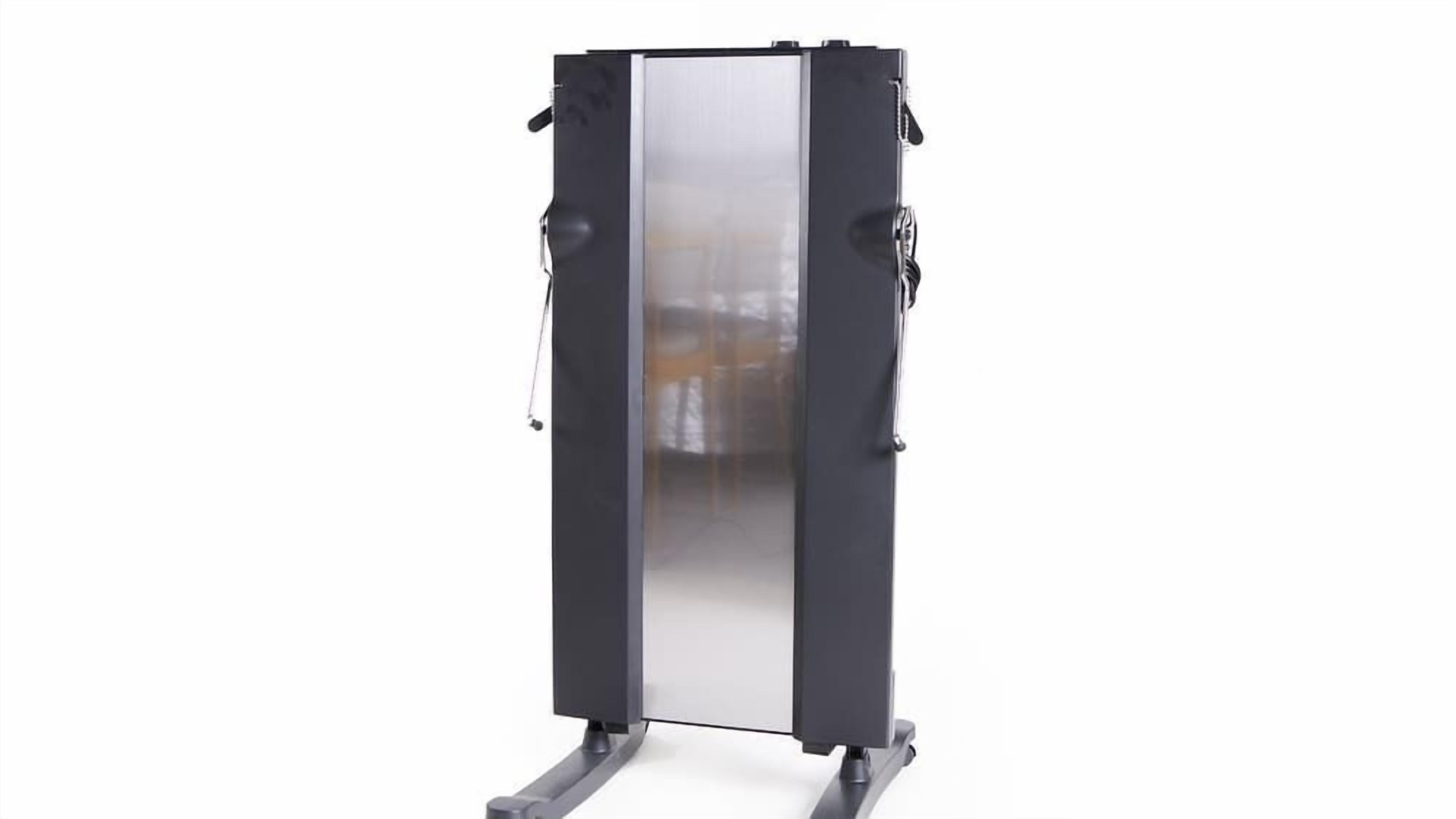 Een stilstaande trainingsmachine met een spiegel voor, verstelbare handgrepen en een stevig onderstel.