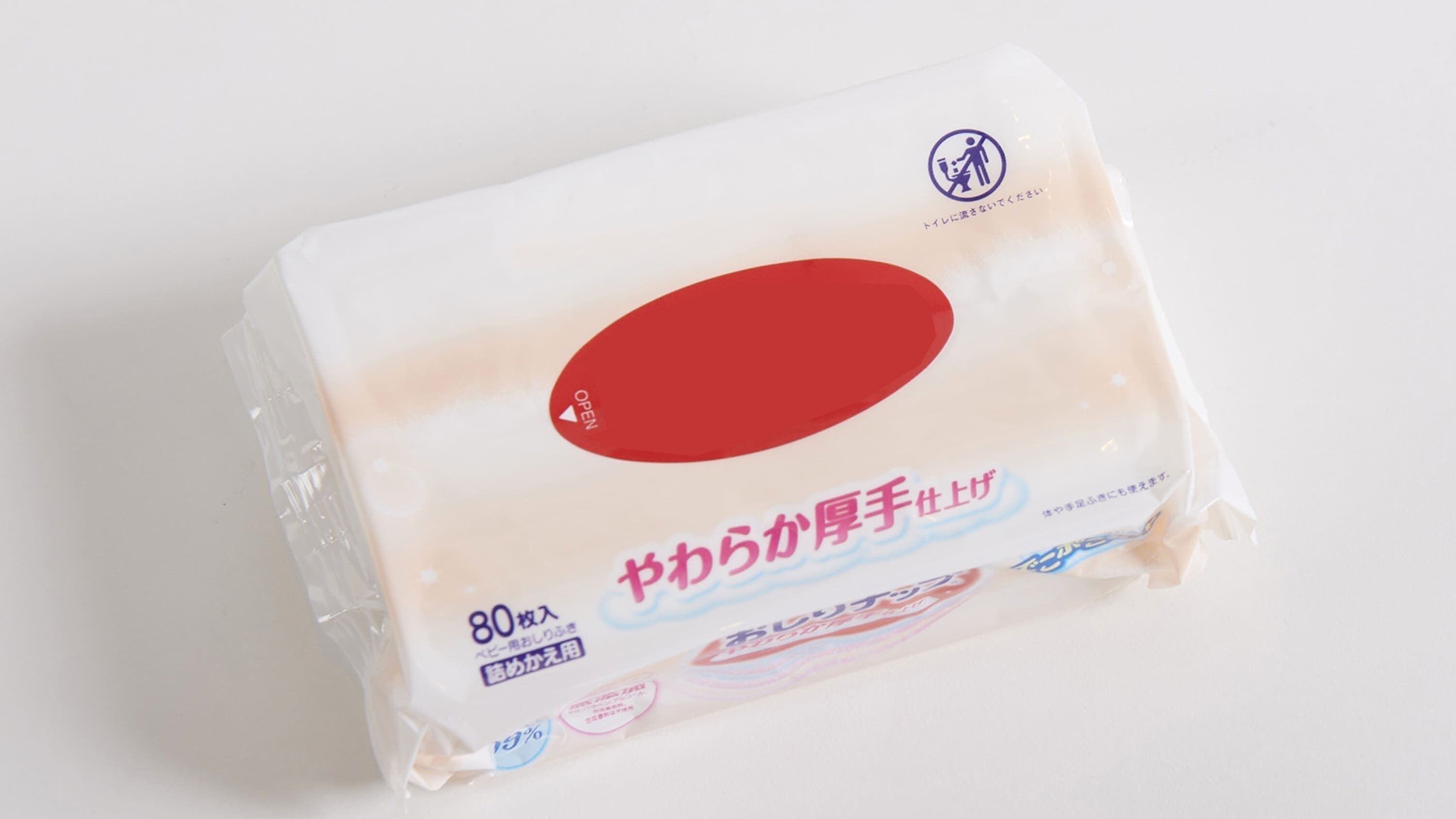 En rulle toiletpapir med japansk tekst og en rød, oval klistermærke.