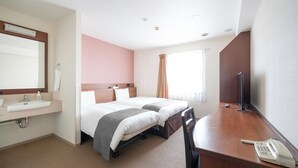 Een hotelkamer met een bed, nachtkastje, televisie en telefoon.