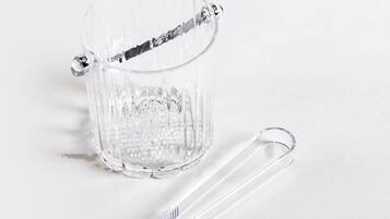 A clear glass mug with a handle and a clear glass measuring cup.