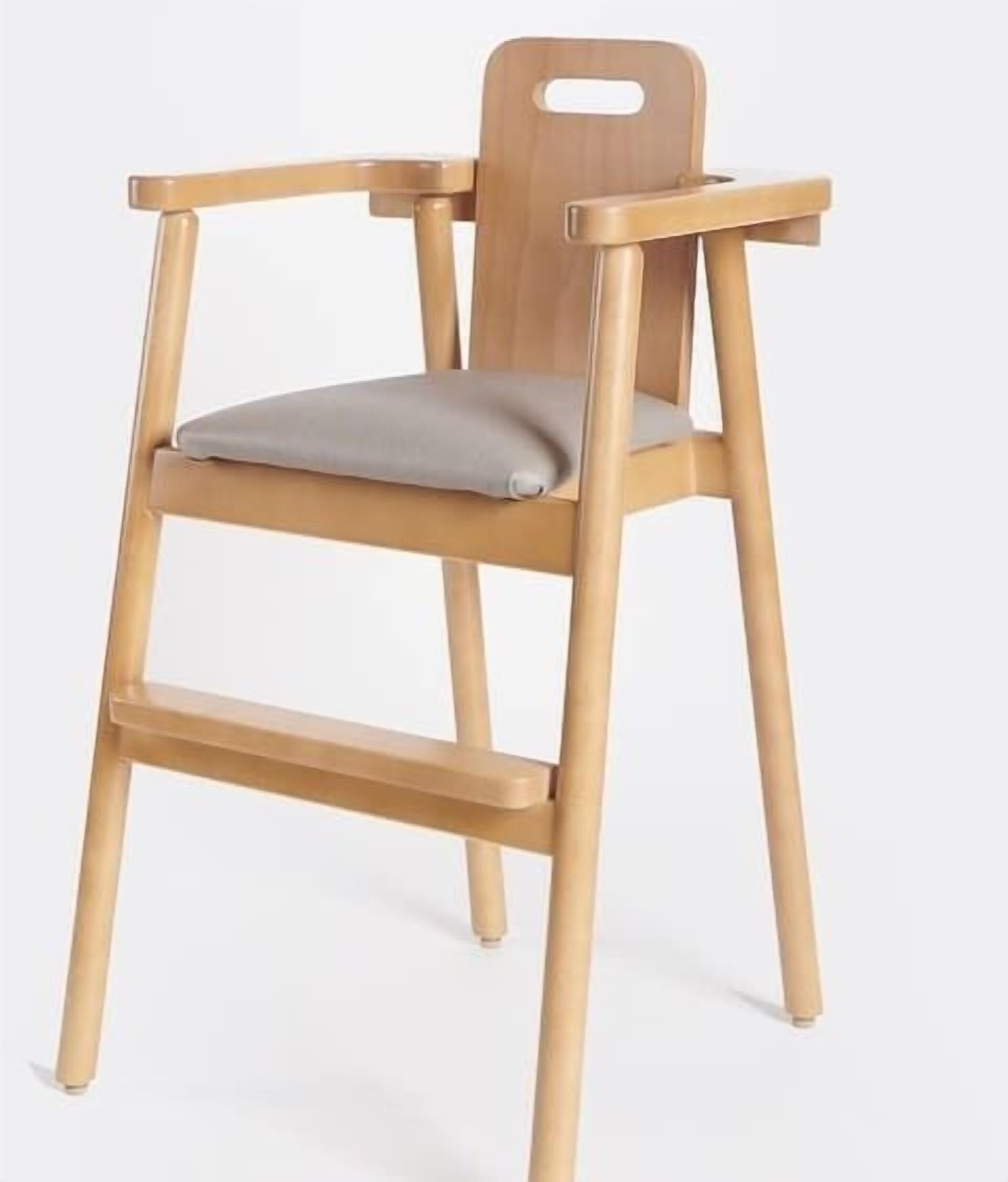 Puinen tuoli, jossa on aukollinen selkänoja ja pehmustettu istuin.