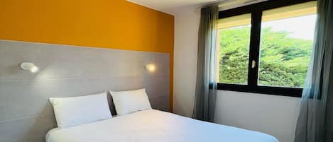 ダブルルーム ダブルベッド 1 台 禁煙 | 客室ごとに異なる装飾、客室ごとに異なるインテリア、デスク、ノートパソコン用作業スペース