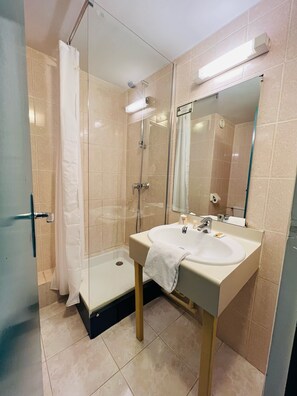 Standard Single Room | Bathroom | Free toiletries, hair dryer, towels - Hôtel Le Forestia (Pannes)