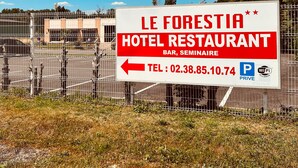 A sign for Le Forestia Hotel Restaurant with a bar and seminar room, including a telephone number and parking information. - Hôtel Le Forestia (Pannes)