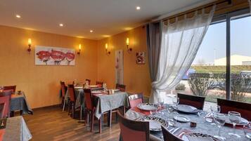 Déjeuner et dßner servis sur place, spécialités Cuisine française