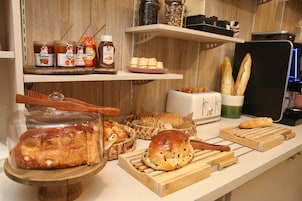 Se ofrece un desayuno bufé los fines de semana (10.50 EUR por persona)