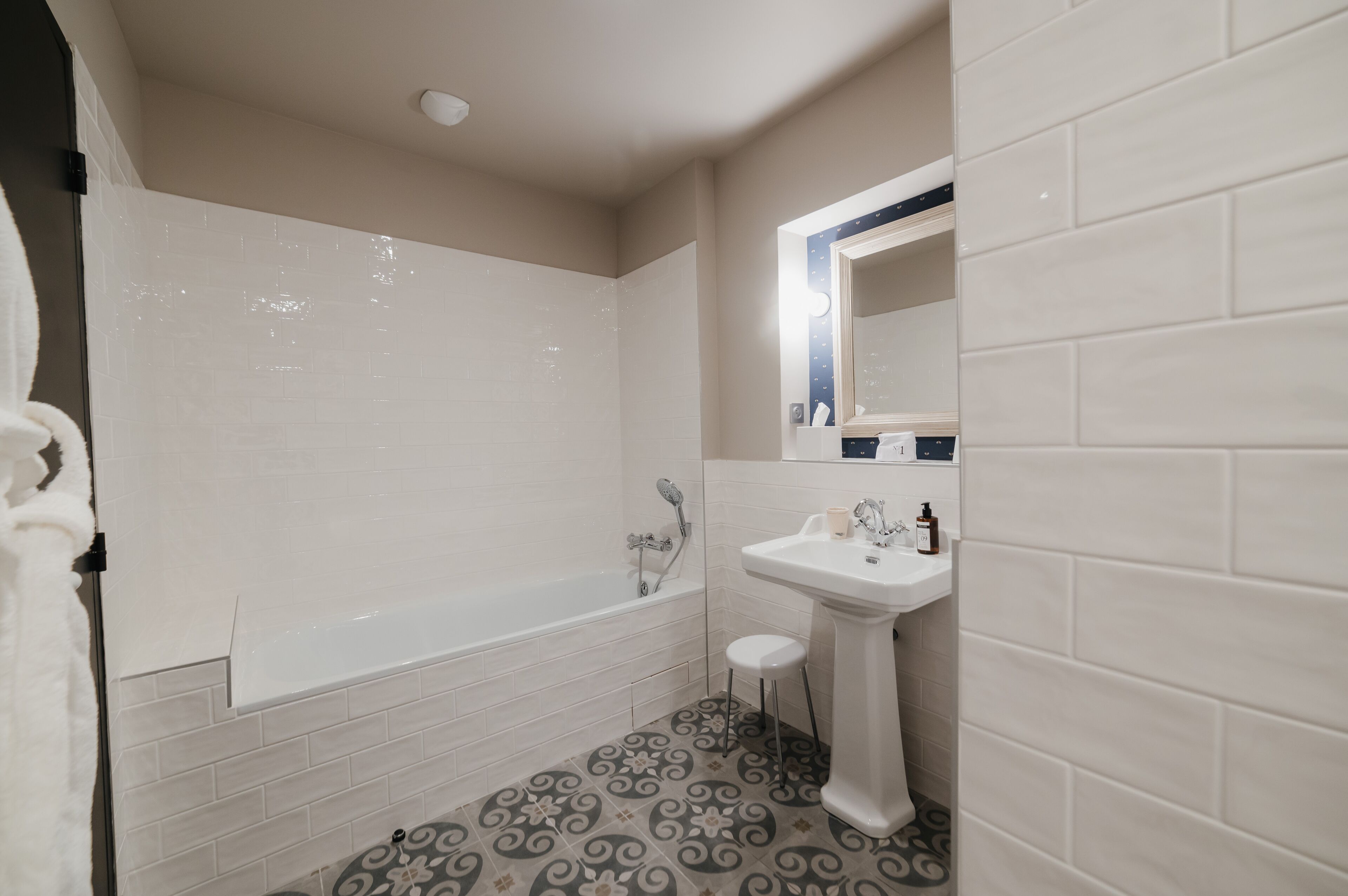 Un bagno con vasca, lavabo e water.