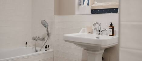 Ein Badezimmer mit einer Badewanne, einem Waschbecken und einer Toilette.