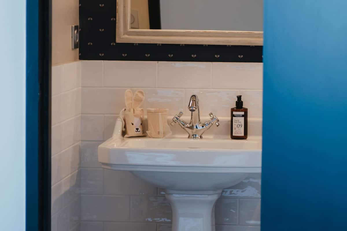 standard room, 1 double bed, non smoking (small room) | bathroom | eco-friendly toiletries, hair dryer, towels