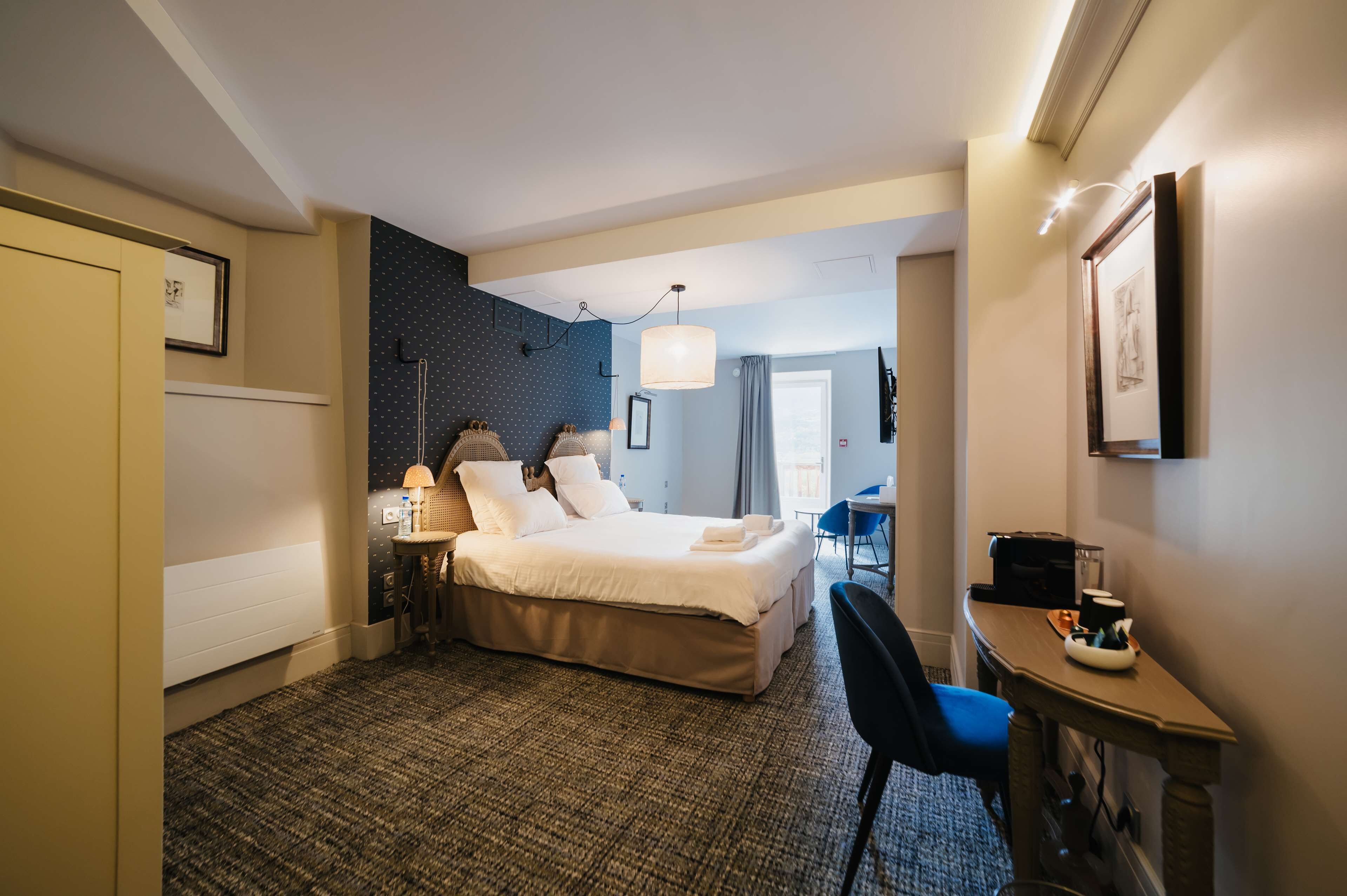 superior room, 1 king bed, non smoking | 1 bedroom, in-room safe, blackout curtains, soundproofing