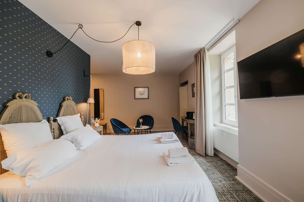 Deluxe Room, 1 King Bed, Non Smoking | In-room safe, blackout curtains, soundproofing, free WiFi