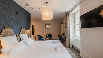 Chambre Deluxe, 1 trĂšs grand lit, non-fumeurs | Coffres-forts dans les chambres, rideaux occultants