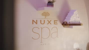 Une enseigne de spa portant le nom « NUXE SPA PARIS » et arborant un logo représentant un arbre stylisé.