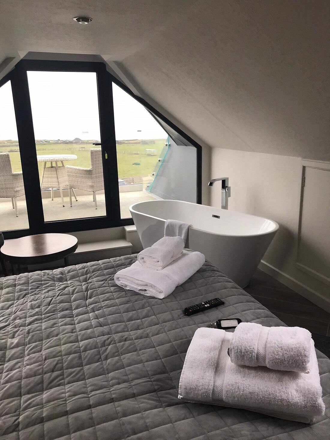 Deluxe-Doppelzimmer, 1 King-Bett, Balkon, Meerblick | Individuell dekoriert, individuell eingerichtet, kostenloses WLAN