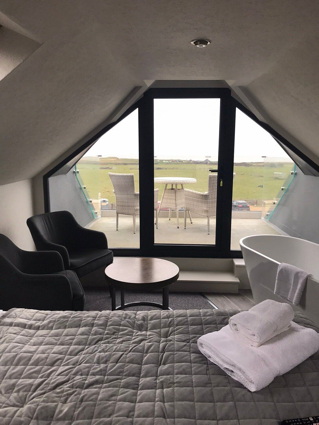 Deluxe Double Room, 1 King Bed, Balcony, Sea View | Individually decorated, individually furnished, free WiFi, bed sheets