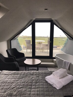 Deluxe Double Room, 1 King Bed, Balcony, Sea View