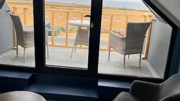 Habitación doble Deluxe, 1 cama King size, balcón, vista al mar | Decoración personalizada, muebles diferentes y wifi gratis
