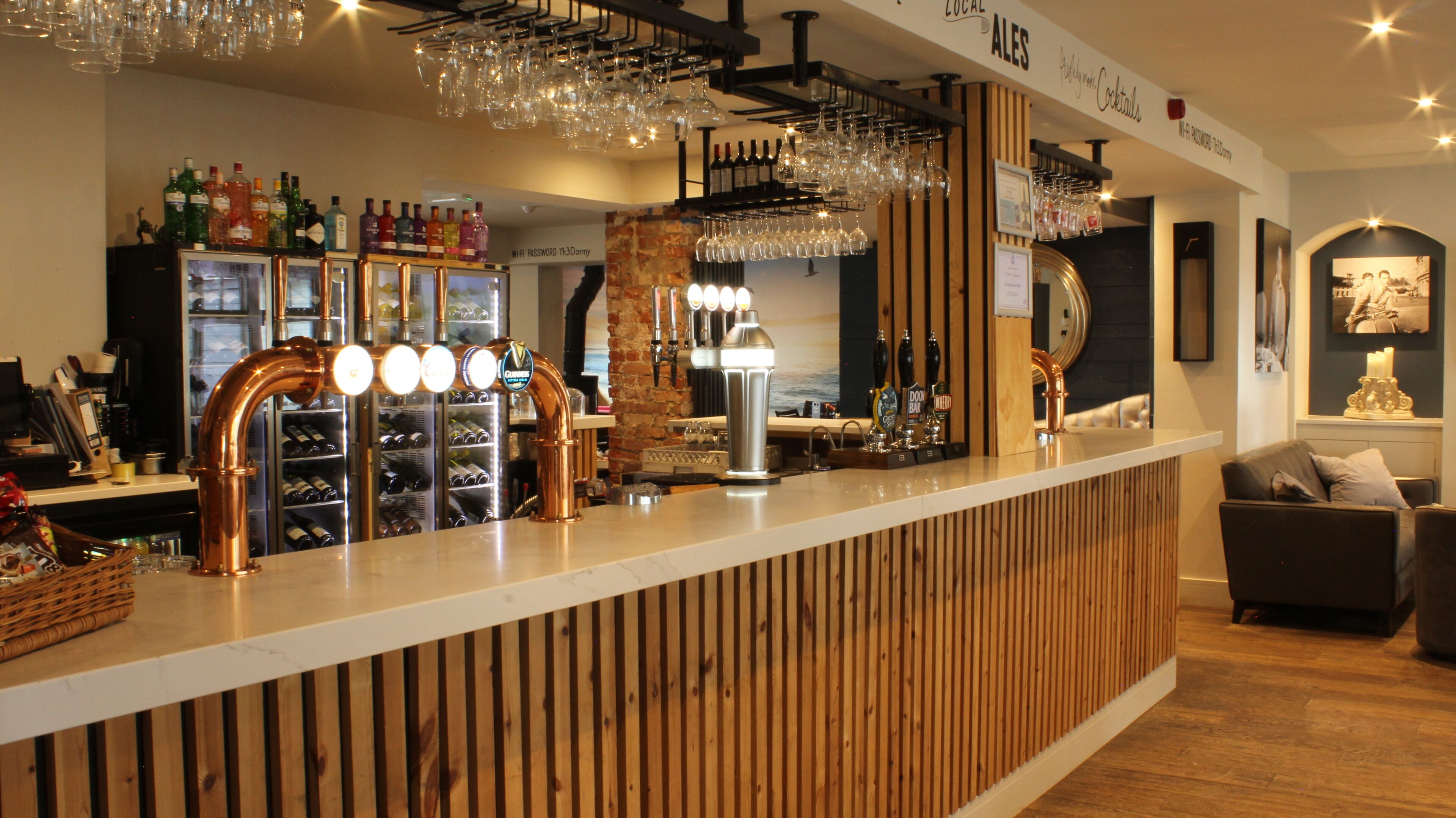 Bar (trong khuôn viên)