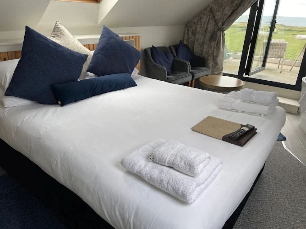 Habitación doble Premium, balcón | Ropa de cama de alta calidad y decoración personalizada 