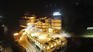 A multi-story hotel with a sign reading "Hotel Silver Oak." - Hotel Silver Oak (Ootacamund)