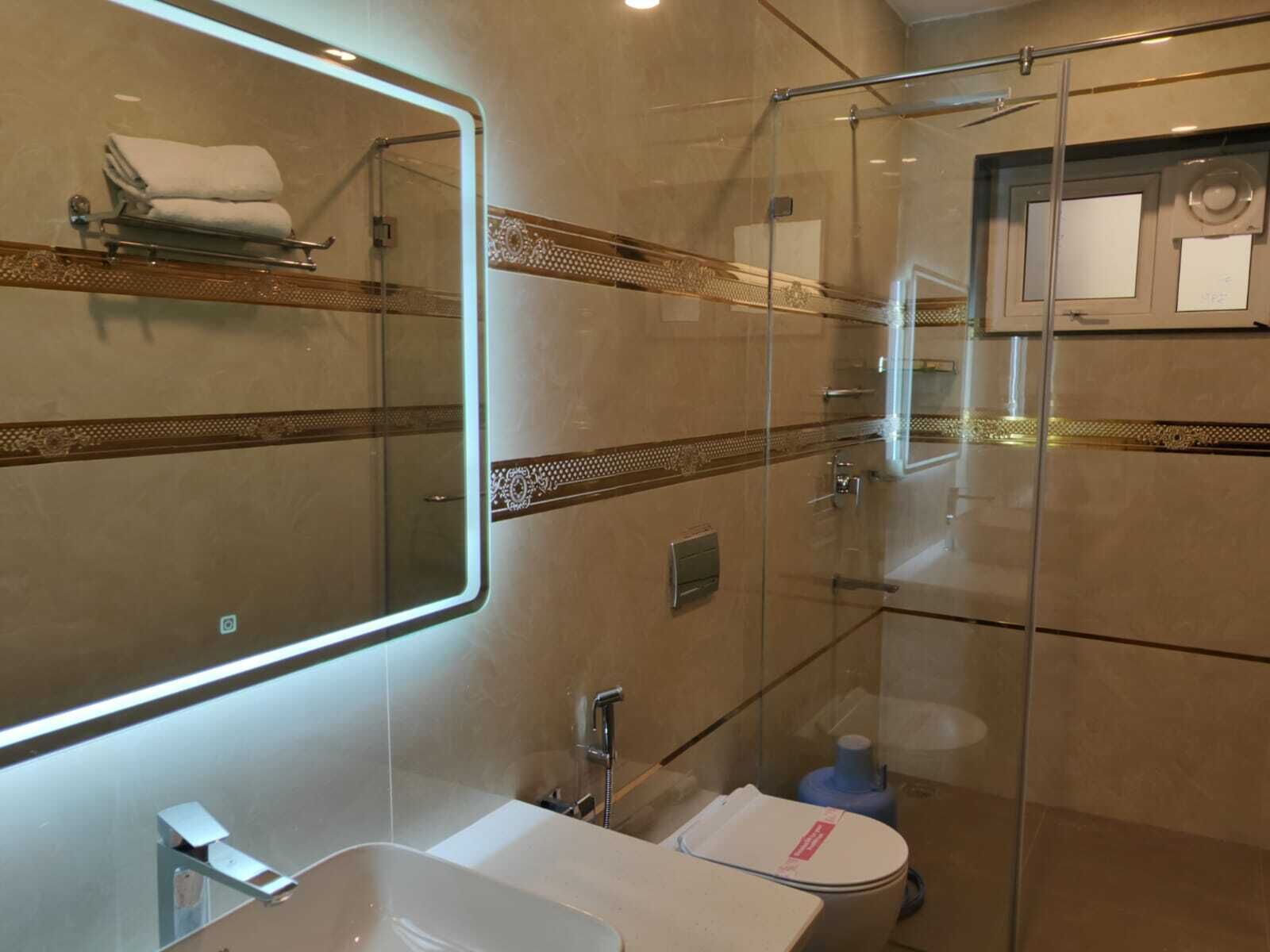 Kamar Eksekutif | Kamar mandi | Shower, perlengkapan mandi gratis,  dan handuk