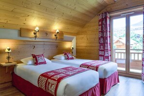 Double or Twin Room | In-room safe, desk, blackout curtains, soundproofing - Chalet-Hôtel Le Beausoleil, The Originals Relais (Hotel-Chalet de Tradition) (Fontcouverte-la-Toussuire)