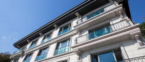 Un edificio de varios pisos con grandes ventanales y balcones.
