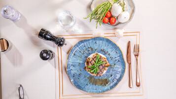 Een koffiezetapparaat/waterkoker, een waterkoker, een kinderstoel