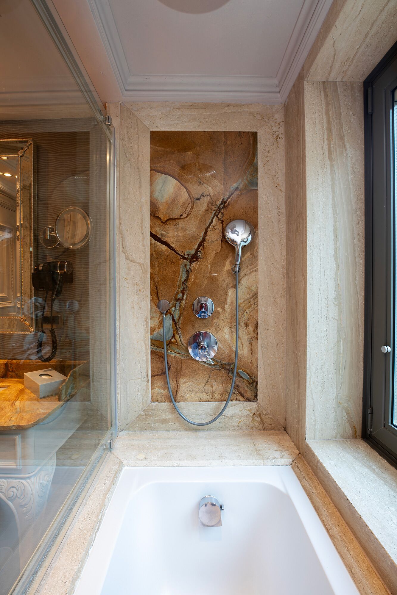 executive room, sea view | bathroom | combined shower/bathtub, rainfall showerhead, free toiletries