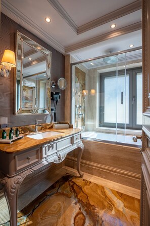 Habitación ejecutiva, vista al mar | Baño | Tina con regadera, regadera tipo lluvia, amenidades de baño gratuitas 