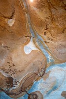 Primer plano de una superficie de mármol con patrones y texturas elaboradas.