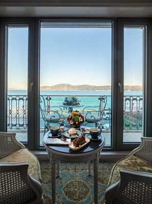 Rom – executive, sjøutsikt | Sengetøy i egyptisk bomull, dundyner, minibar og safe på rommet