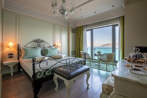 Deluxe Room (Bosphorus View ) | Rúmföt úr egypskri bómull, dúnsængur, míníbar, öryggishólf í herbergi