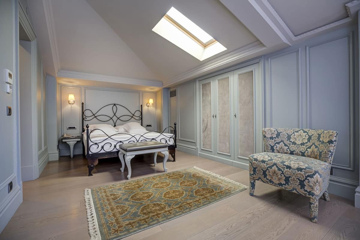 Egyptian cotton sheets, down comforters, minibar, in-room safe