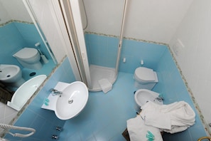 A bathroom with a shower, two toilets, a sink, and a bidet. - Maison Liparlati Positano (Positano)
