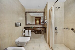Kostenlose Toilettenartikel, Haartrockner, Bidet, Handtücher