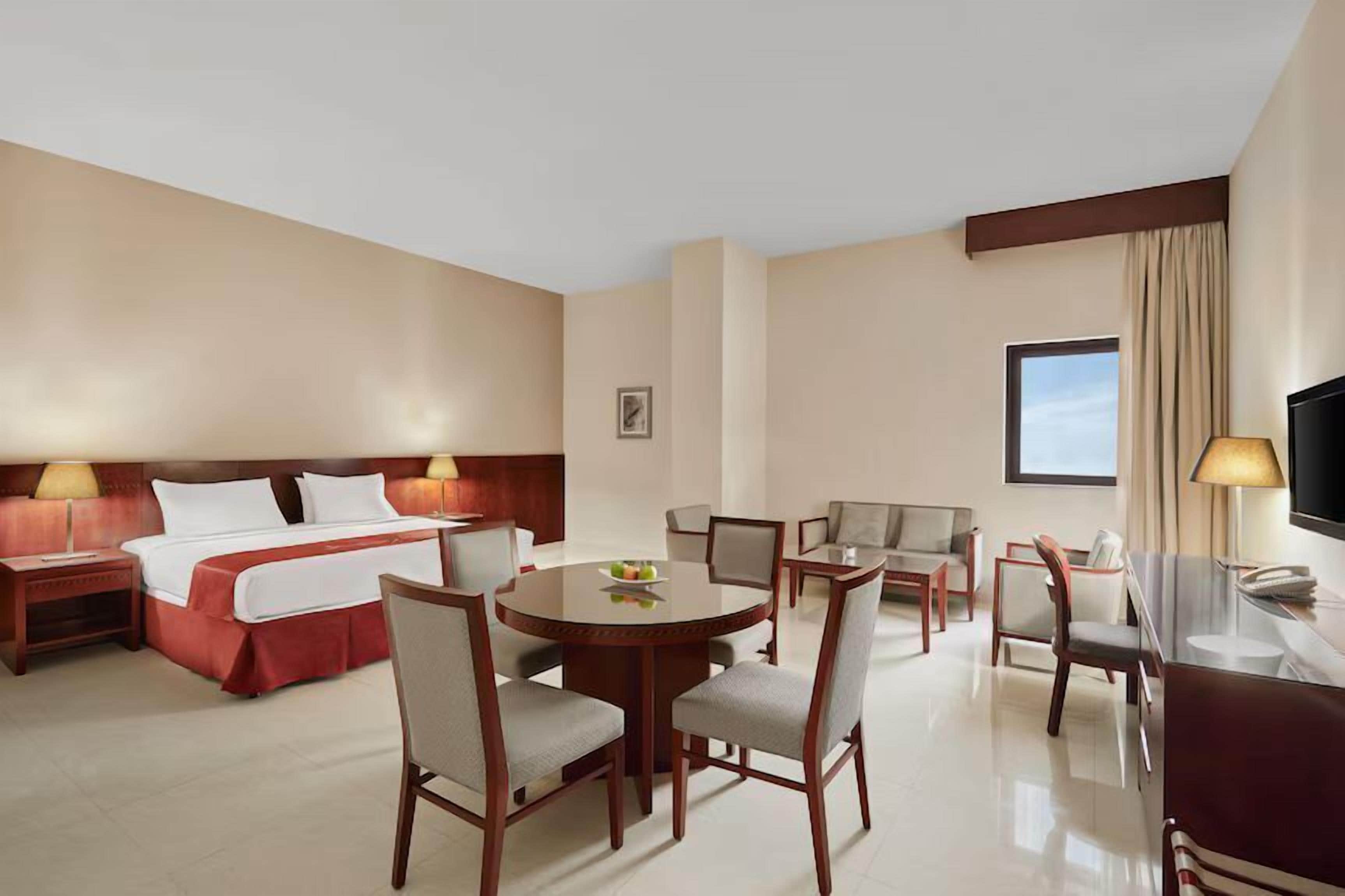 小型套房 | 起居区 | 55-英寸智能电视（配备有线频道）