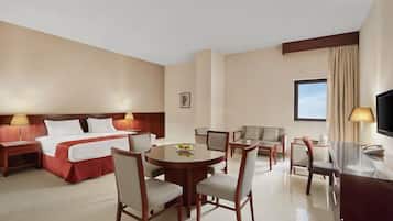 Suite junior | Área de sala de estar | Smart TV de 55 pulgadas con canales por cable