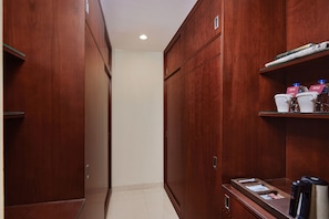 Minibar, in-room safe, desk, laptop workspace - Makarem Mina Hotel (Makkah)