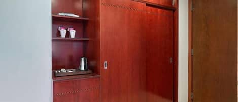 Un armario de madera con un estante y una puerta.