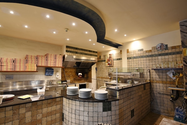 Déjeuner et dîner servis sur place, spécialités Cuisine italienne