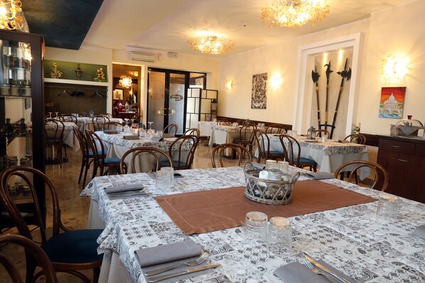 Lunch and dinner served, Italian cuisine