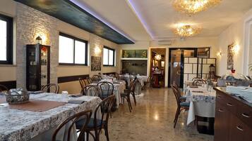 Lunch and dinner served, Italian cuisine