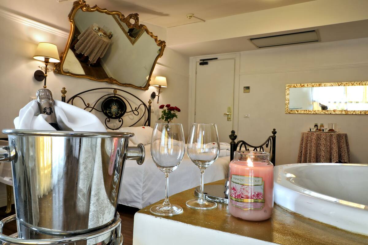 Suite Deluxe | Minibar, coffre-fort, bureau, rideaux d’obscurcissement