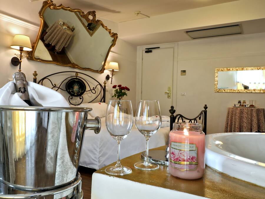 Deluxe suite | Een minibar, een kluis op de kamer, individueel gedecoreerd