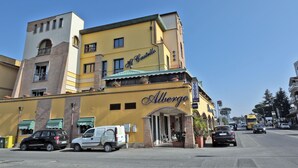 A yellow building with a sign reading "Albergo" and "Il Castello". - Albergo Al Castello (Pomezia)
