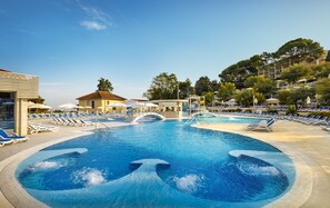 Piscine extérieure, parasols de plage, chaises longues